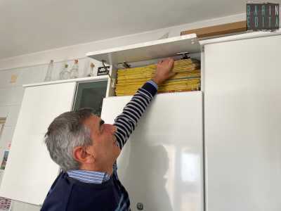 A questo proposito Cesare ci guida in cucina dove apre un�anta accanto al frigorifero e, anzich� prendere piatti e bicchieri...